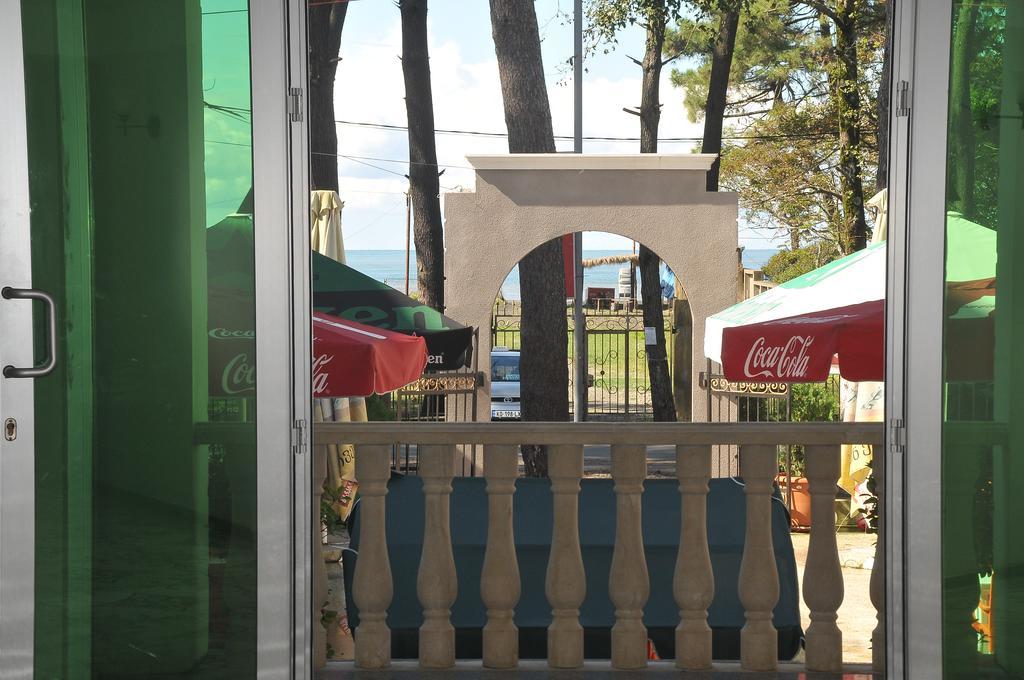 Gala Hotel Уреки Екстериор снимка